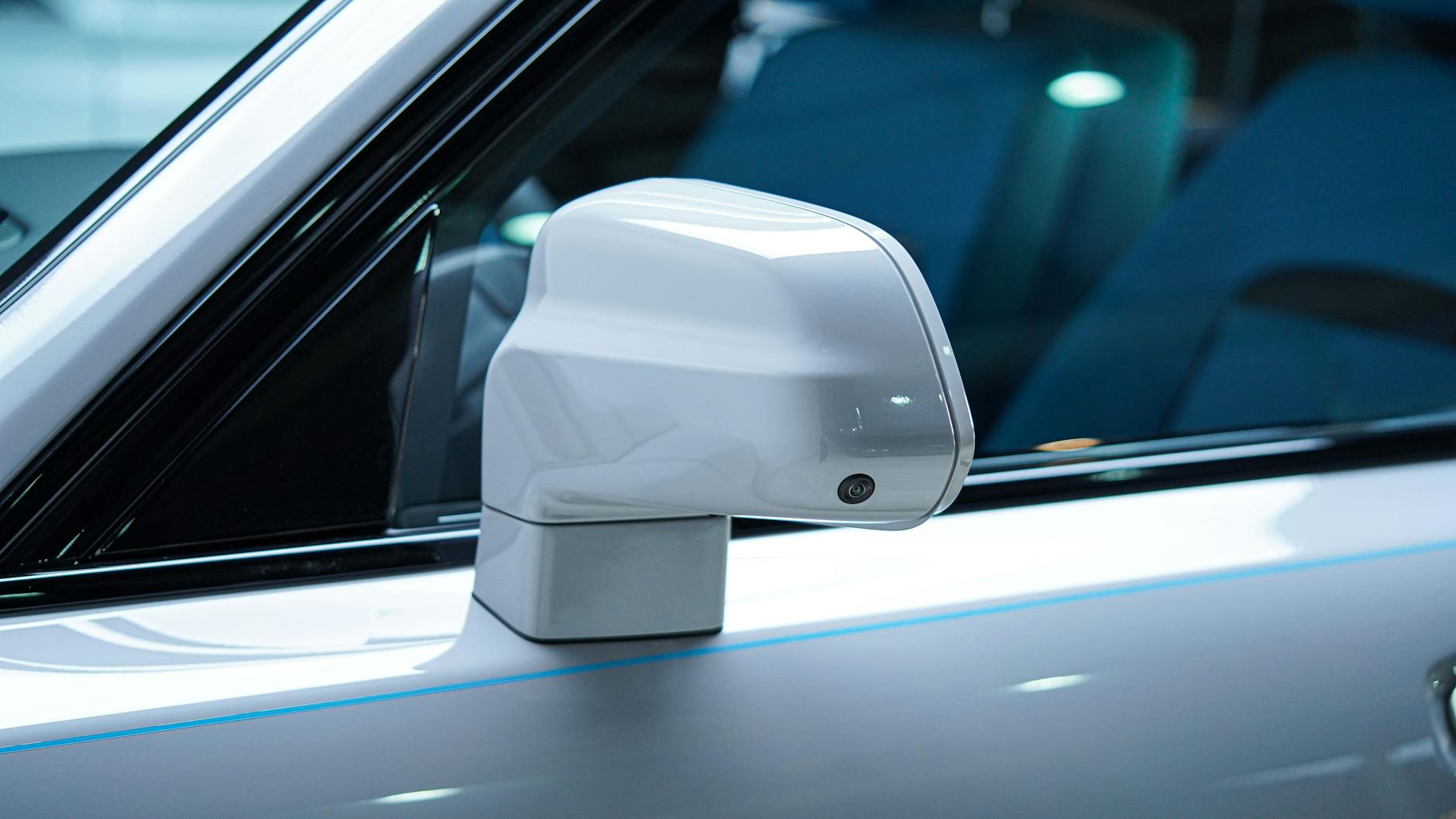 Cine a inventat oglinda retrovizoare si ce legatura are cu cursele auto