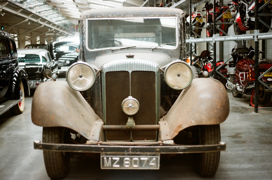 Stiai ca primele masini erau conduse cu o maneta nu cu un volan