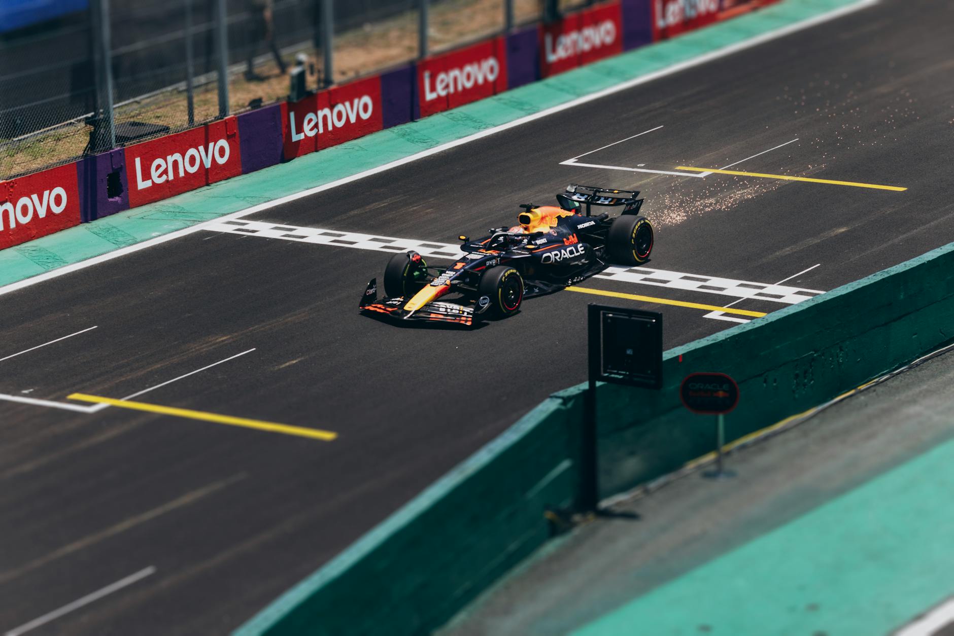 Stiai ca o masina de Formula 1 poate rula teoretic pe tavanul unui tunel