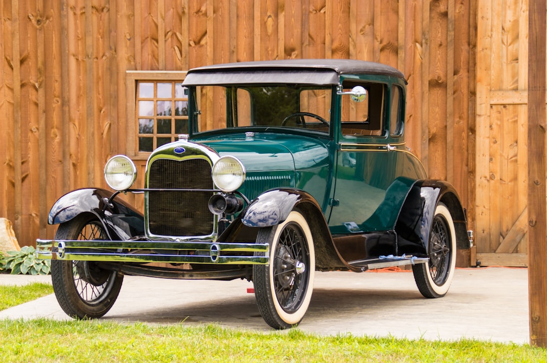 Stiai ca prima masina produsa in serie a fost Ford Model T