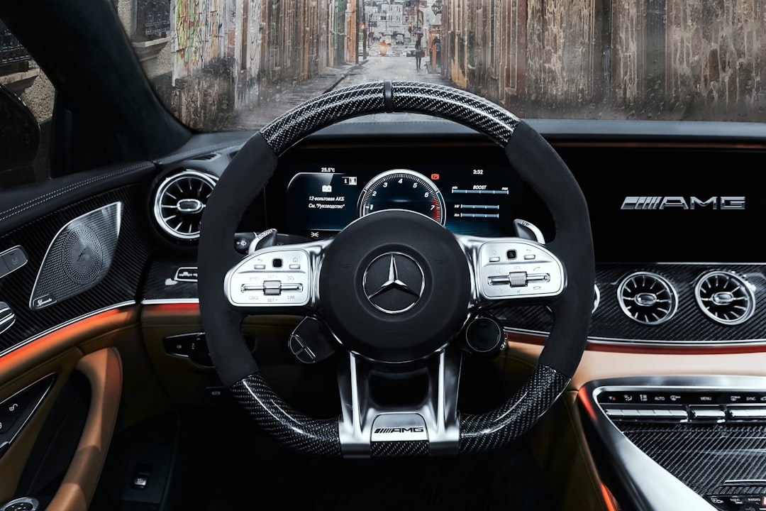 Avantajele unui volan sport imbracat in alcantara