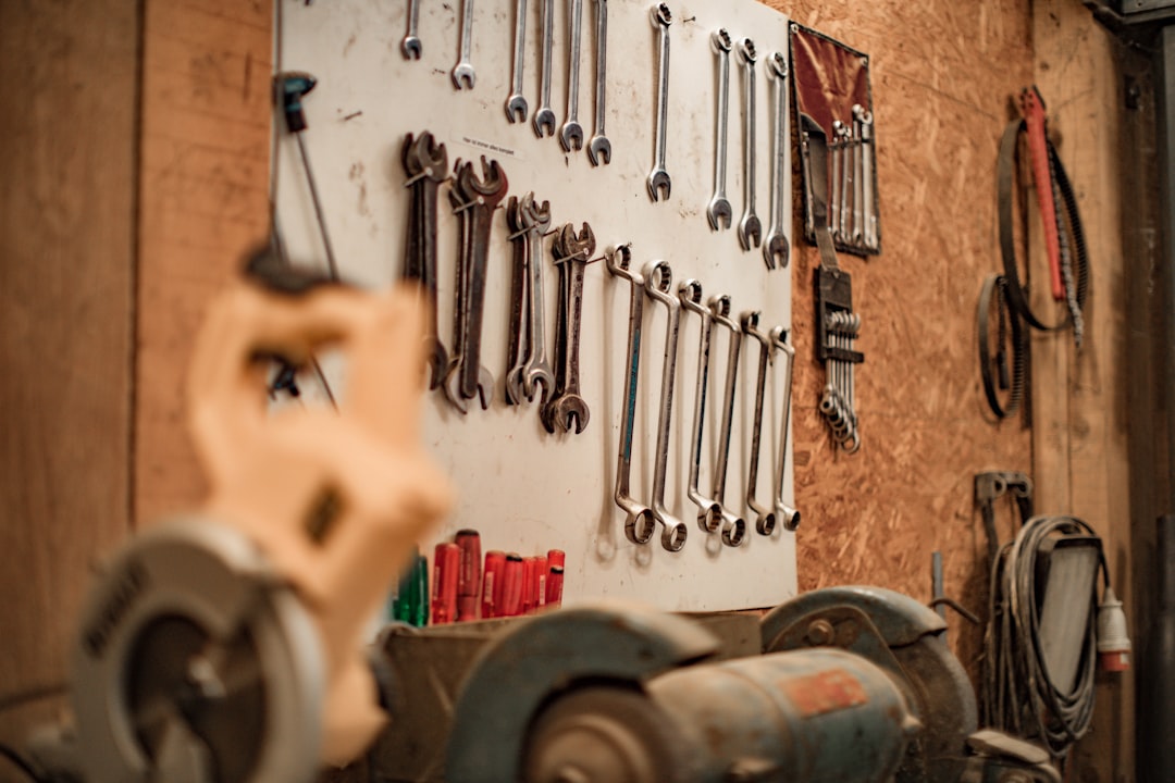 Cum sa organizezi un garaj mic pentru reparatii DIY