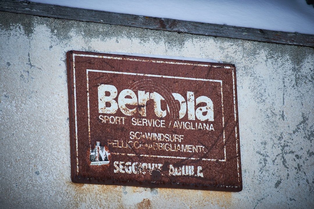 De ce suntem dependenti de mirosul de benzina si de cauciuc ars